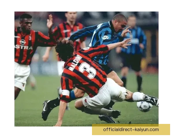 马尔蒂尼比赛风格稳健，防守意识出色且具备极强的战术纪律性